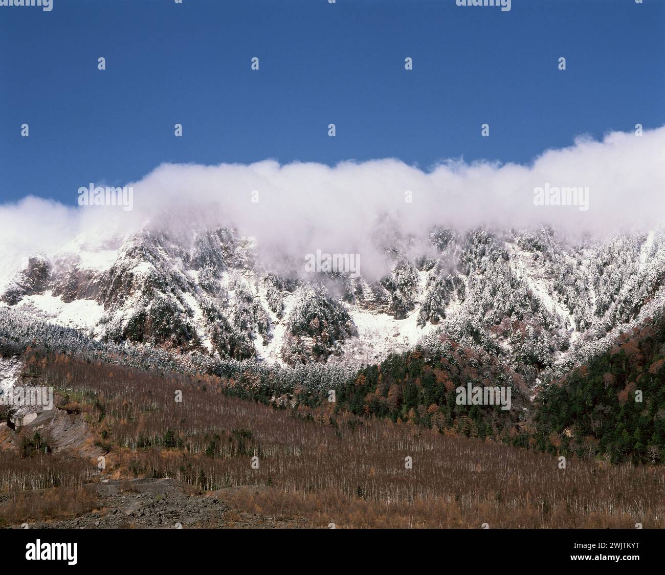 Japon. Nagano. Kamikōchi. Nuage bas au-dessus des montagnes Hida. Banque D'Images