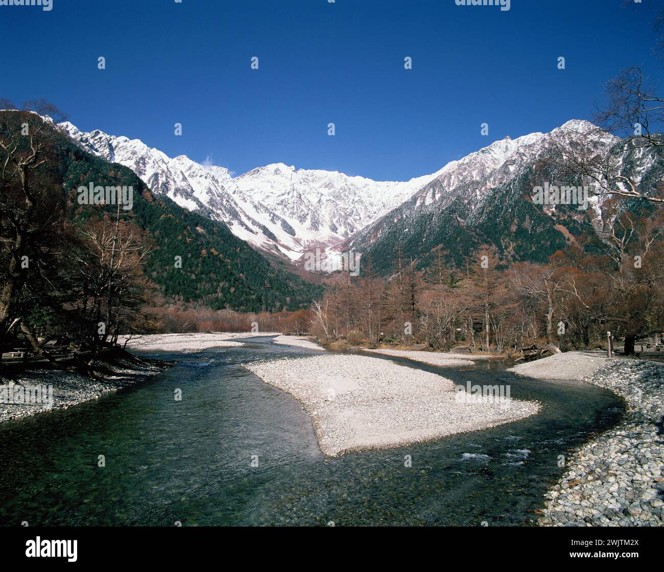 Japon. Nagano. Kamikōchi. Montagnes Hida avec rivière Azusa. Banque D'Images