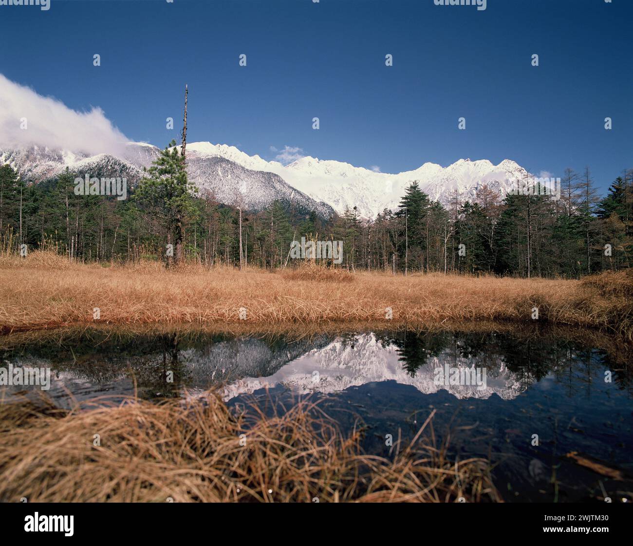 Japon. Nagano. Kamikōchi. Montagnes Hida. MT. Hotaka & Yakedake reflété dans Taisho Pond. Banque D'Images