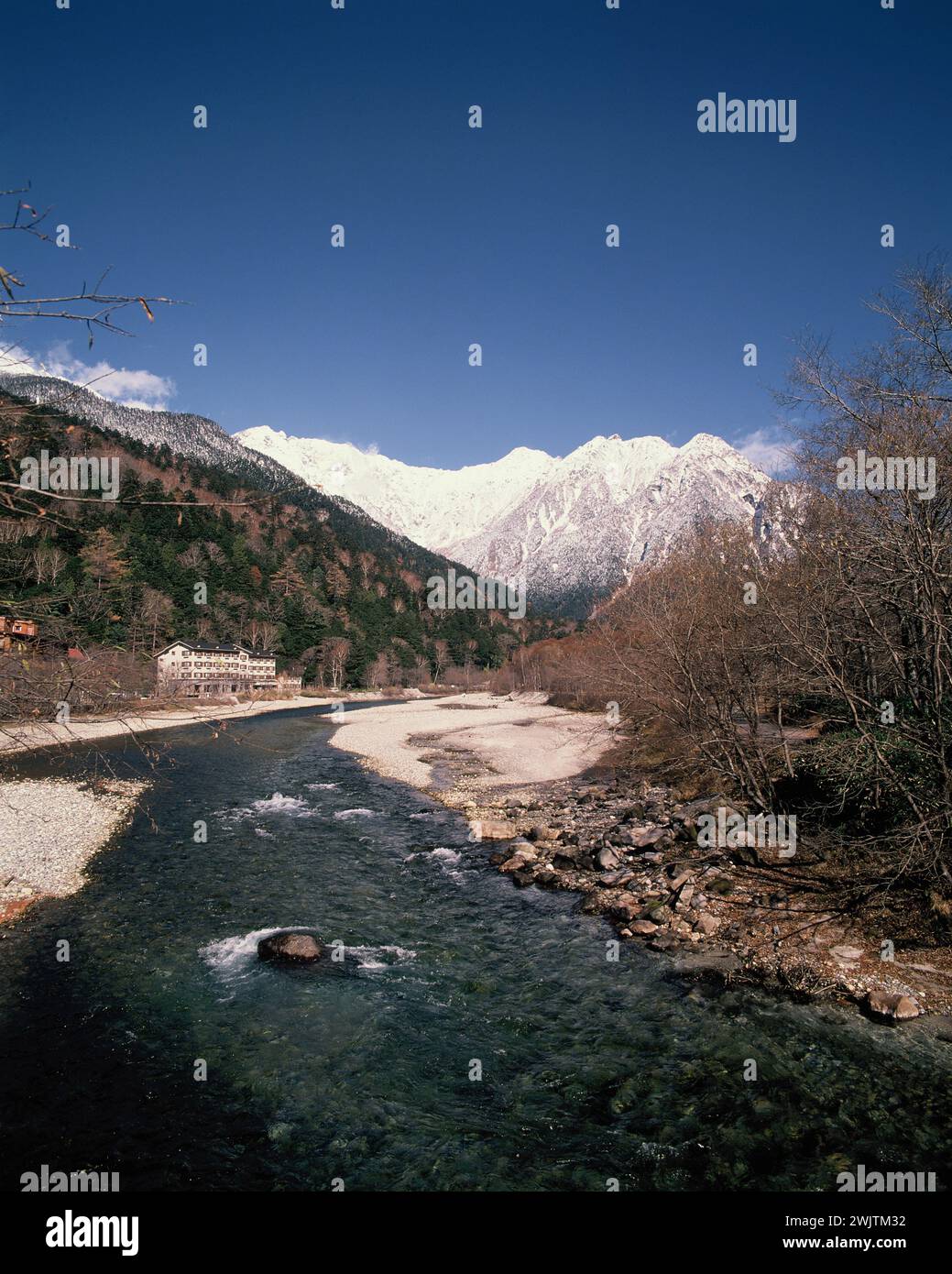 Japon. Nagano. Kamikōchi. Montagnes Hida avec rivière Azusa. Banque D'Images