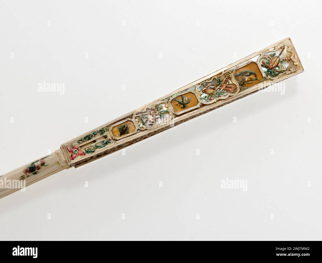 EVENTAIL. 'La Fontaine de Jouvence' (amour et couple près d'une fontaine). Gouache aquarelle sur papier appliqué sur fond de tulle, cadre ivoire sculpté, répercussions et peint, strass pivot. Paris, musée Carnavalet. 100131-6 accessoire de mode, Eventail Banque D'Images