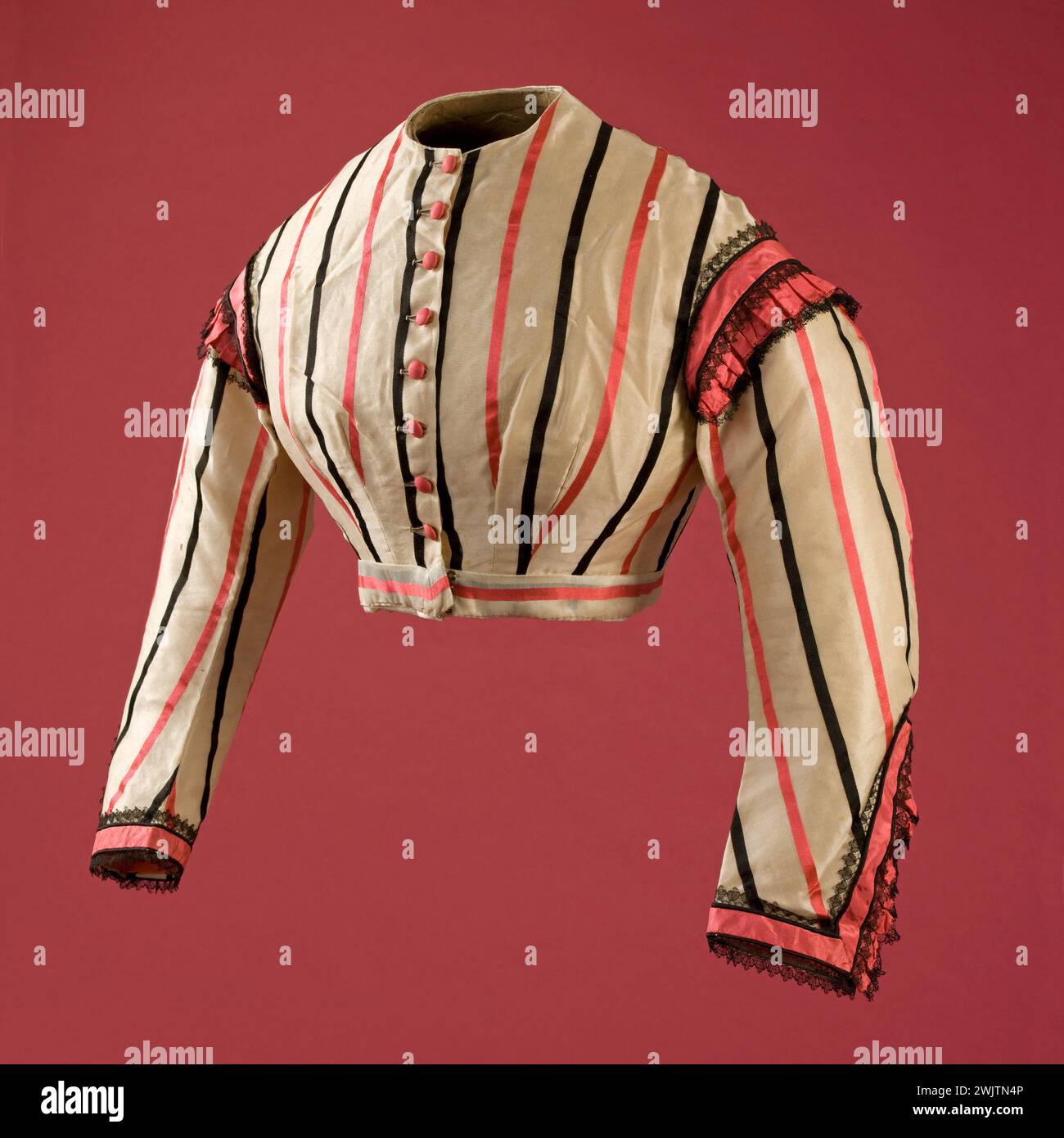 Habillage de ville de robe de ville. Grenadine (soie très fine) Rose et noir rayé sur fond ivoire, biais satiné rose sur la jupe et les corsages ; Pan en taffetas rose ; dentelle Chantilly ; perles de verre sur corsage du soir. 1866. Galliera, musée de la mode de la ville de Paris. Application de corsage de robe de ville, préjugés, corps, crème fouettée, femelle, fond ivoire, grenadine, noir, perle de verre, robe de ville, satin rose, second empire, soie rose rayée Banque D'Images