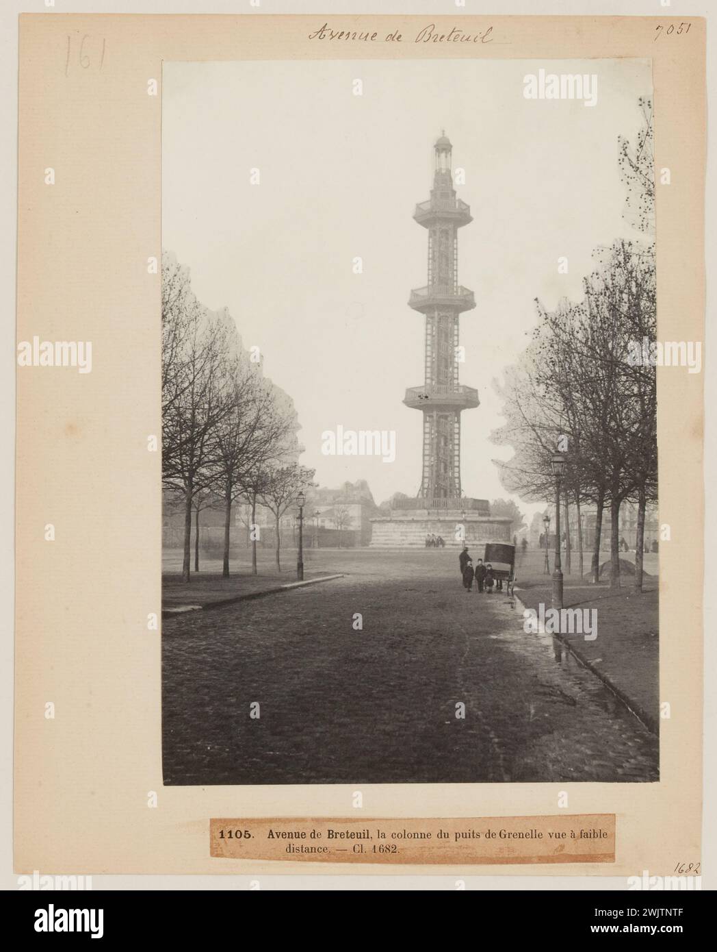 Blancard, Hippolyte (1843 - D.1924), la colonne du puits artésien à Grenelle au bout de l'avenue de Breteuil vue à distance, 7ème arrondissement, Paris (titre factice), 1890. Tirage platine. Musée Carnavalet, histoire de Paris. Banque D'Images