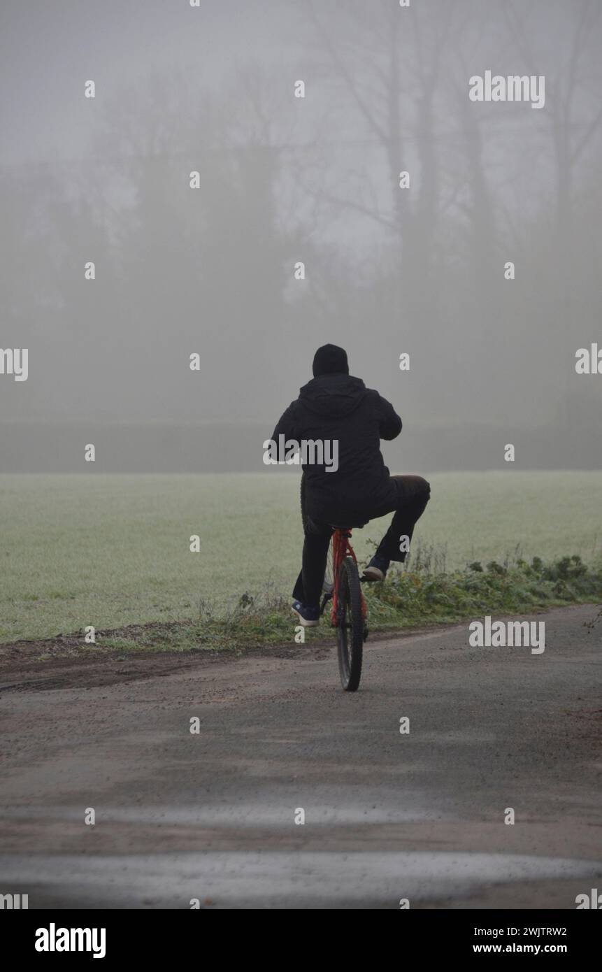 vélo cycliste en wheely position norfolk angleterre Banque D'Images