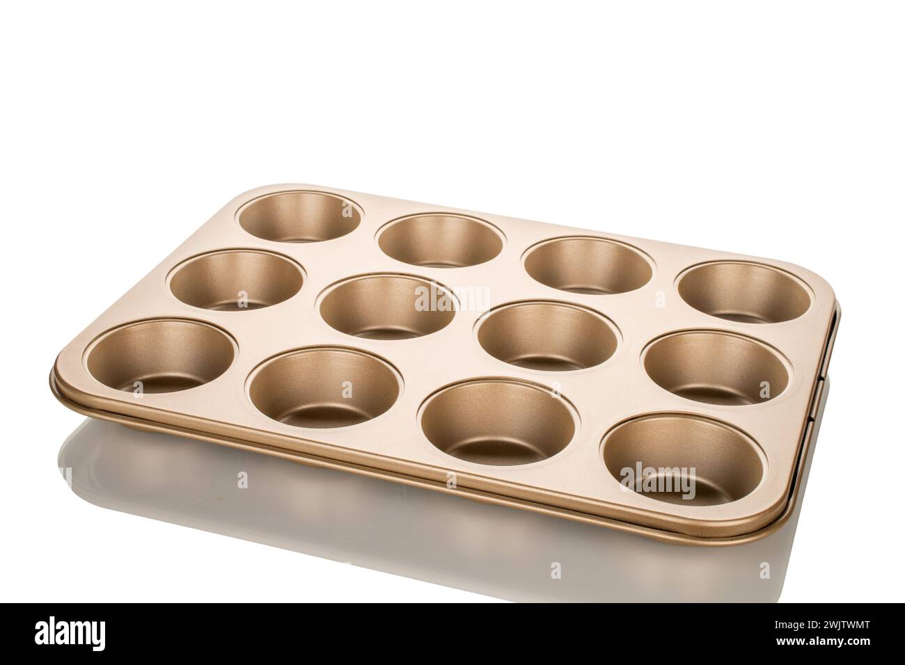 Moule en métal pour la cuisson des muffins, macro, isolé sur fond blanc. Banque D'Images