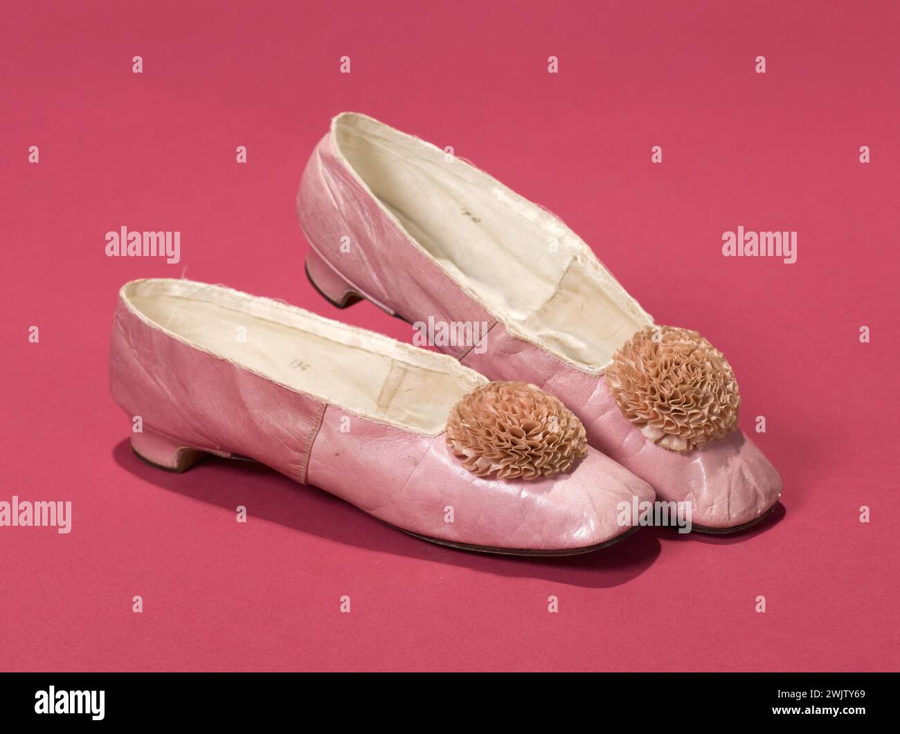 Viairt-Este. Pompes de l'impératrice Eugénie. Peau rose, avec chou en soie rose et petits talons. Vers 1860. Galliera, musée de la mode de la ville de Paris. Chou.sur la tige. Chaussure, chou en soie rose, pompe, Imperator français, paire, petit talon, pompon, second Empire Banque D'Images