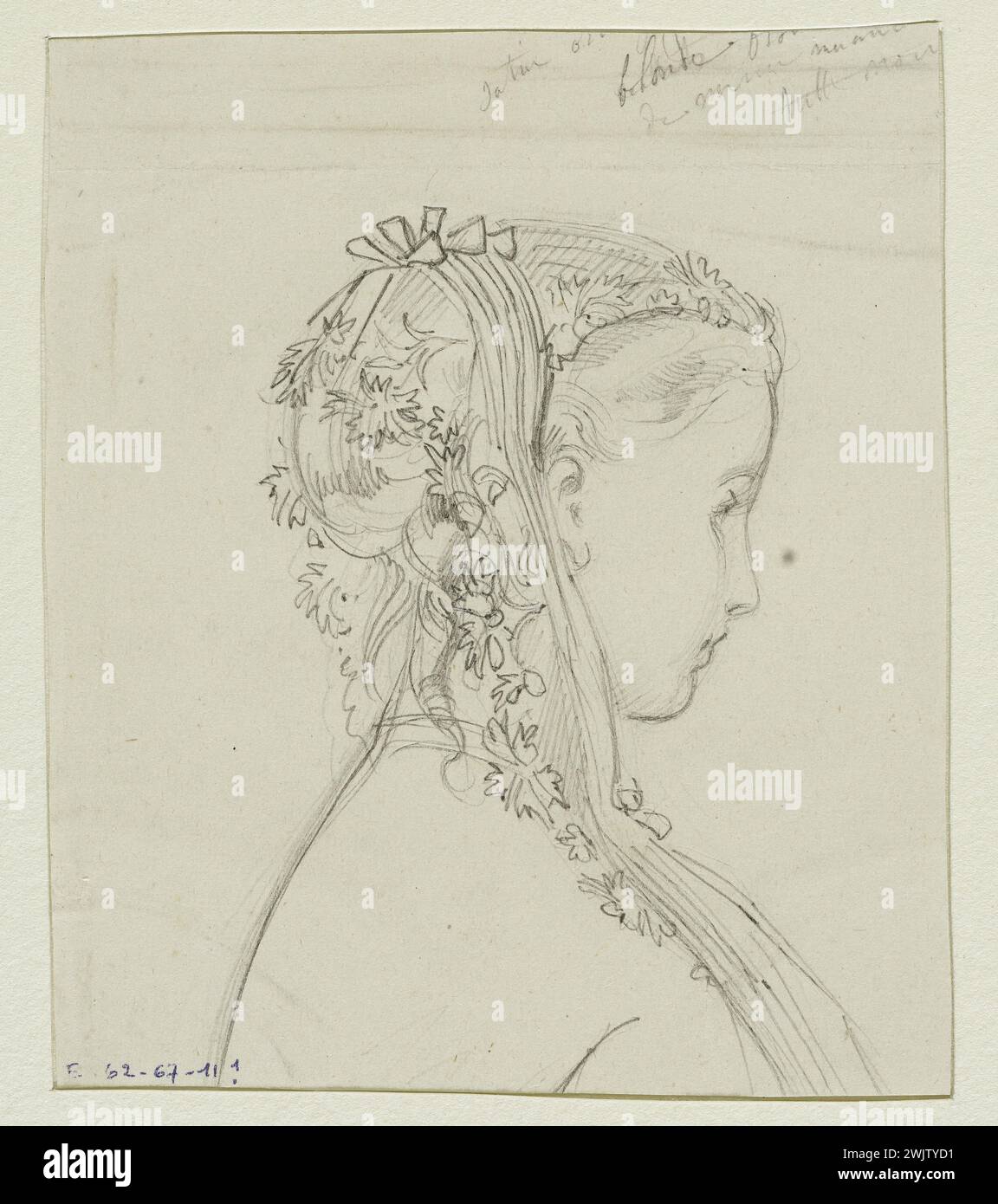 Anaïs Toudouze (1822-1899) 'Buste féminin, dans le profil'. Chapeau de mariée, orné de feuillage et noeud. Mine de plomb, livre blanc. Vers 1867. Galliera, musée de la mode de la ville de Paris. 37824-6 buste, chapeau à bride, chignon, coiffure, dessin, femme, feuillage, mine de plomb, nœud, profil, second empire Banque D'Images