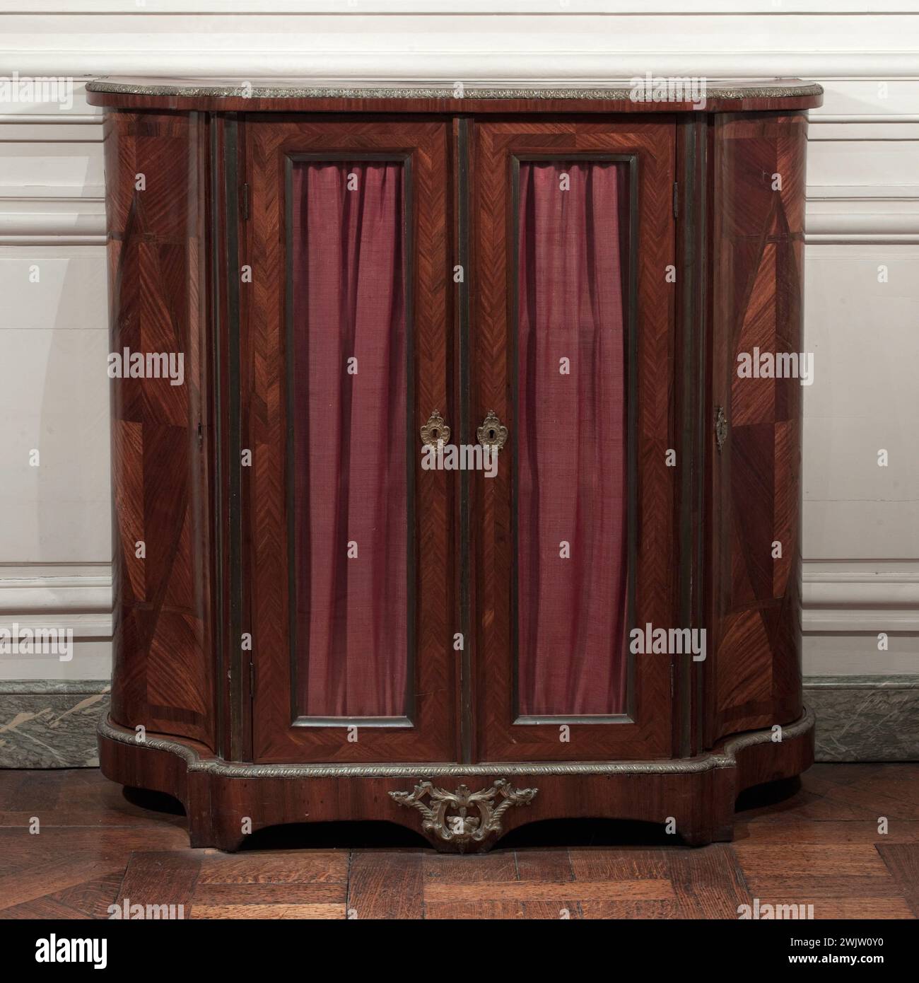 Armoire de support supportée, ouverture avec deux feuilles vitrées au centre et deux portes courbes et pleines sur les côtés '. Bronze satiné, ciselé et doré. xviiie siècle. Paris, musée Carnavalet. 72593-17 Bonze, doubles feuilles, gorge en laiton, marqueterie, meubles, satiné, porte, vitre, xviiie siècle, mobilier Banque D'Images