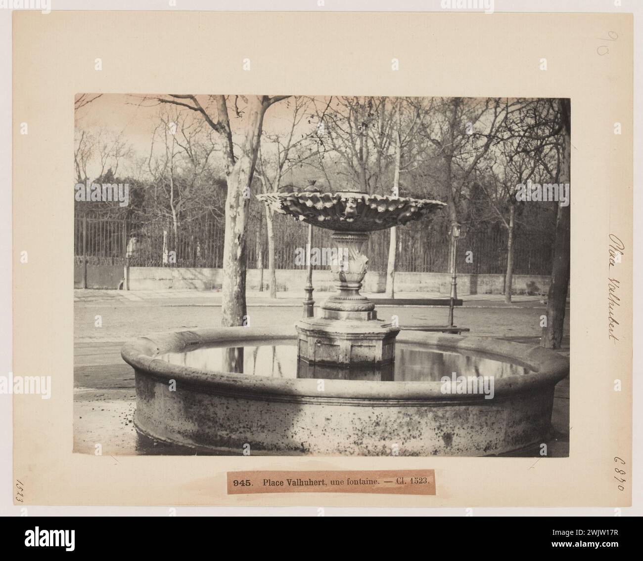 Blancard, Hippolyte (1843 - D.1924), fontaine hors service, place Valhubert, 13ème arrondissement, Paris (titre factice), 1890. Tirage platine. Musée Carnavalet, histoire de Paris. Banque D'Images