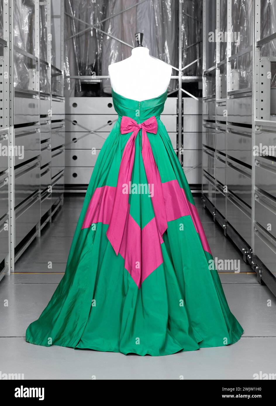 Marcelle Dormoy. Robe de soirée, variation du modèle 'Bengal', été 1948. Taffetas monté sur tulle. Don de Madame et Monsieur Marie-Rose et Pierre Graftieaux. Galliera, musée de la mode de la ville de Paris. 77759-20 ans 40 quarante années 1940, collection Spring-Fry, coulur rose, haute couture, mode féminin, modèle féminin, noeud, robe de soirée, robe longue, sans manches, taffetas, tenue de soirée, vert Banque D'Images