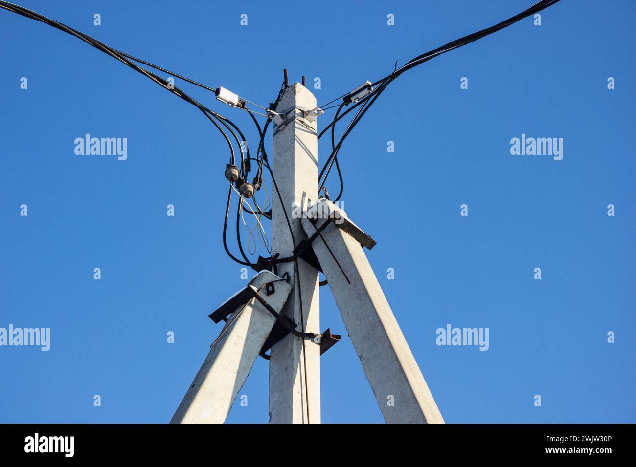 Poteau en béton d'angle avec un câble électrique situé dessus Banque D'Images