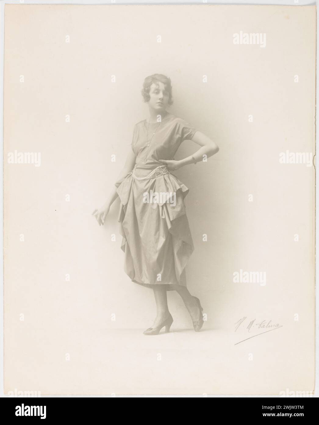 Talma, H. M. 'robe drapée sur les hanches'. Dessin gélatino-argentique développé. 1924. Galliera, musée de la mode de la ville de Paris. 202245-1 Banque D'Images