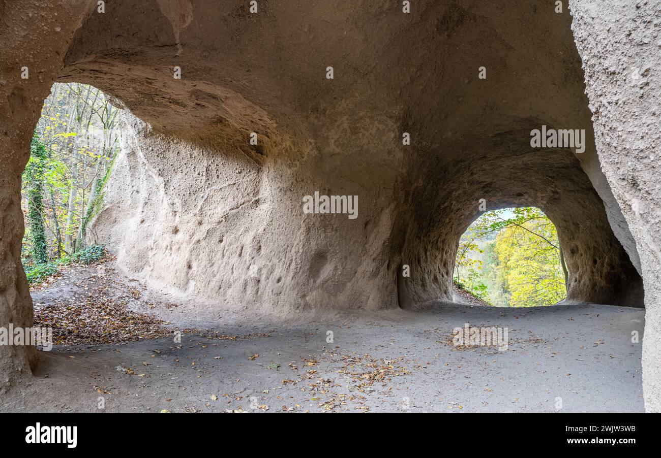 Image panoramique de grottes près de Brohl, Eifel, Rhénanie-Palatinat, Allemagne Banque D'Images