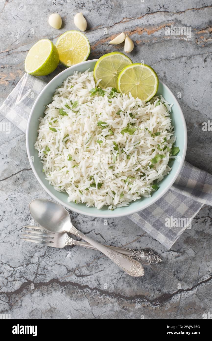 Coriandre mexicaine Lime ail riz gros plan sur le bol sur la table en marbre. Vue de dessus verticale Banque D'Images