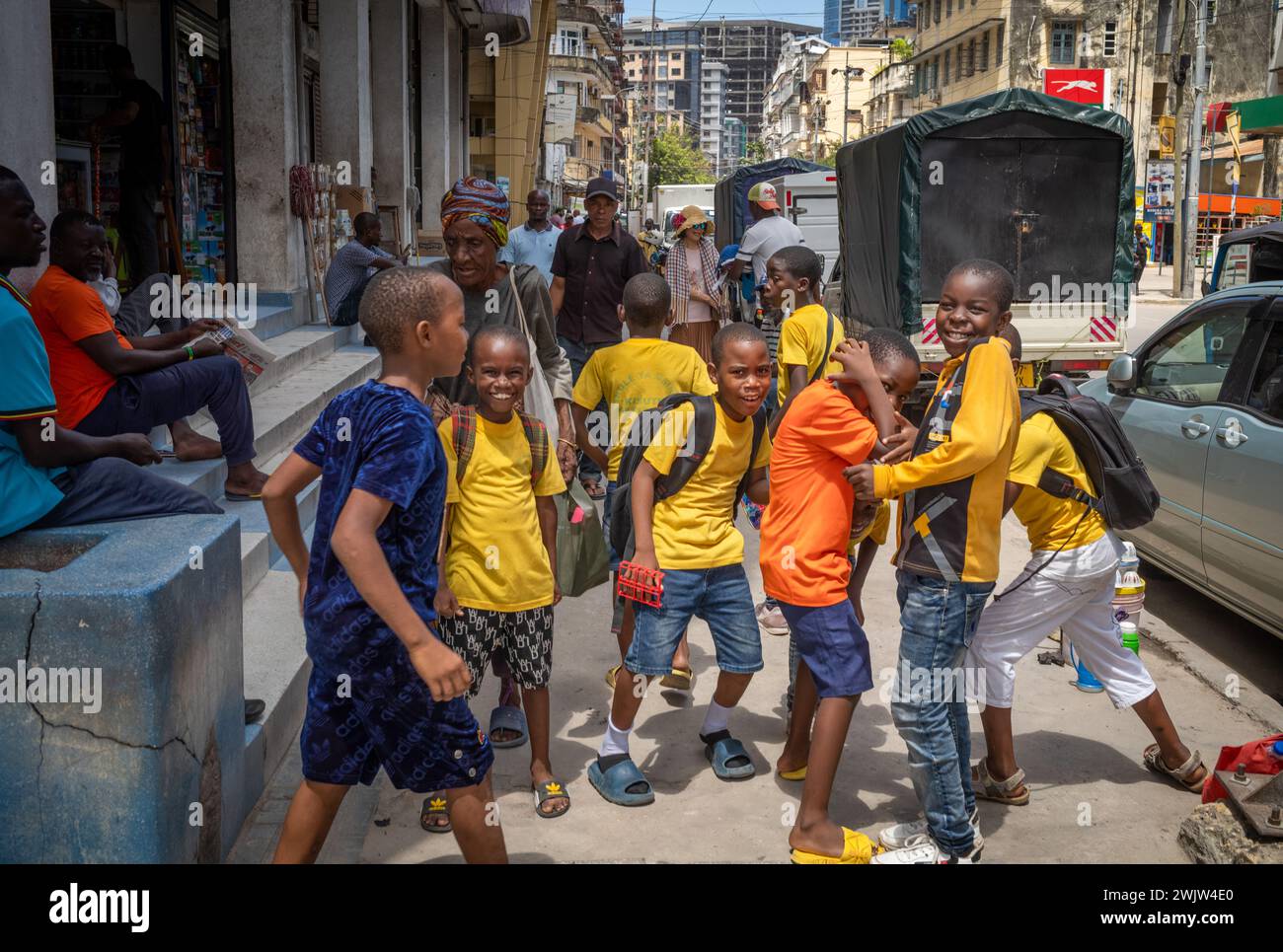 Un groupe d'écoliers portant l'uniforme scolaire dans la rue après l'école dans le centre de Dar es Salaam, Tanzanie Banque D'Images