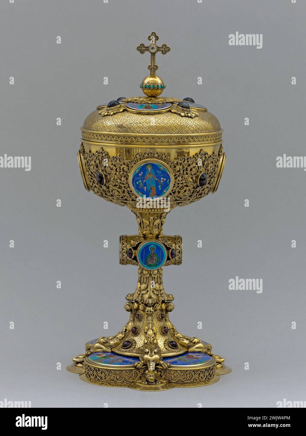 Placide Poussielgue-Rusand (1829-1889) 'Ciborien'. Argent doré, estampé, moulé et haché, émaux, grenats, turquoise et cristal de roche. Après 1850. Musée des Beaux-Arts de la ville de Paris, petit Palais. 71340-5 Silver dore print, moule de cisele d'argent, chretian, ciborium, cristal de roche, cross, email, évangéliste, grenat, livre, objet religieux, orfevrerie, pierre précieuse, religion catholique, saint, turquoise, xixe siècle Banque D'Images
