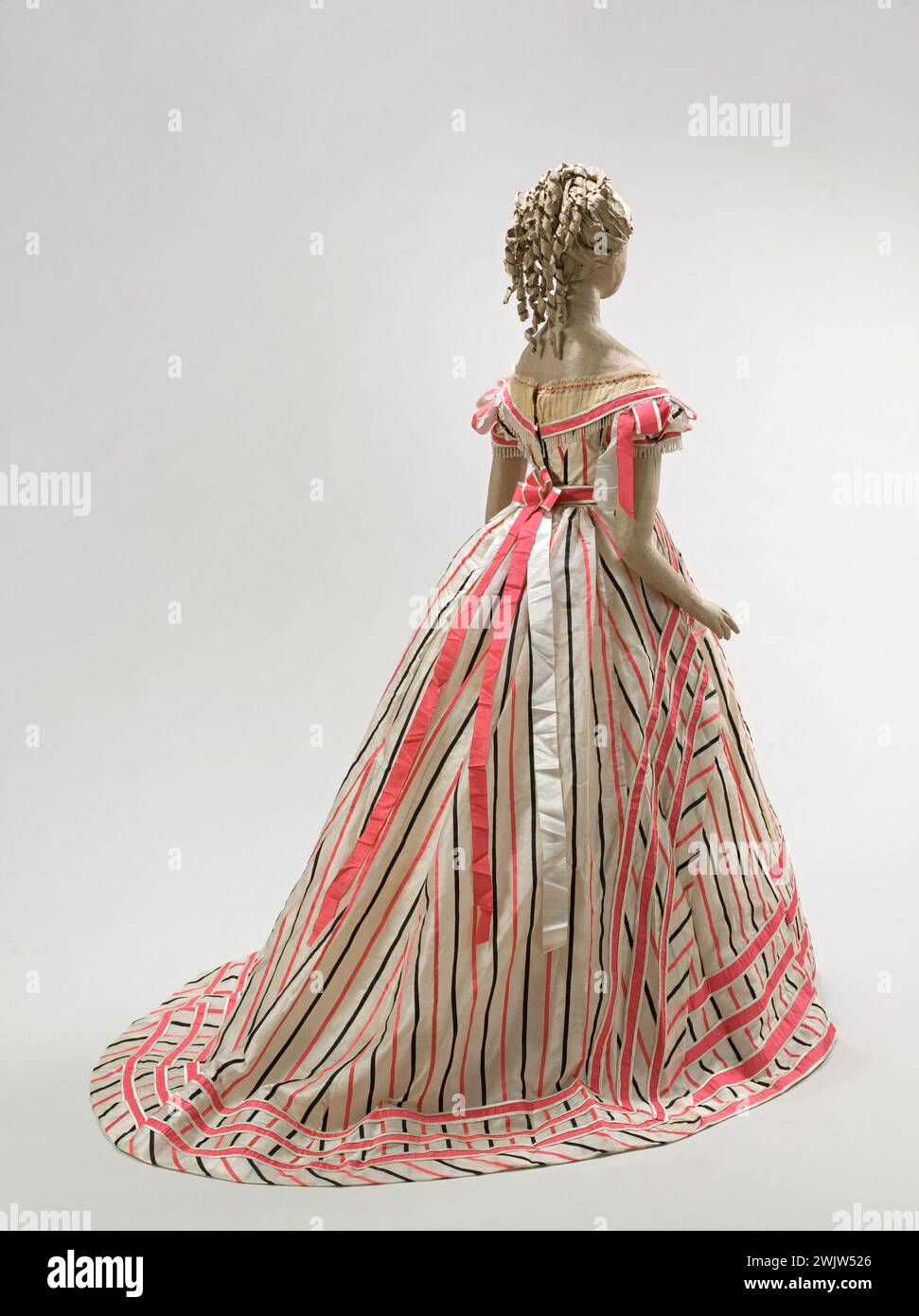Blouse de balle. Grenadine (gaze de soie très fine) rose et noire rayée sur fond ivoire, biais satiné rose sur la jupe et le corsage ; Pan en taffetas rose ; dentelle Chantilly ; perles de verre sur corsage du soir. Rubans de soie rose pour la jupe. 1868-1869. Galliera, musée de la mode de la ville de Paris. ROBE DE BAL ROBE DE BAL, ROBE DE DANSE, FÉMININ, GRENADINE, IVOIRE, IVORY, NOIRE, PINK, RAYEE, ROBE DE BAL, ROSE, SECOND EMPIRE, SOIE, SOIE, STRIP, TAFFETAS, TAFFETAS, MODE FEMME, noir, femme Banque D'Images