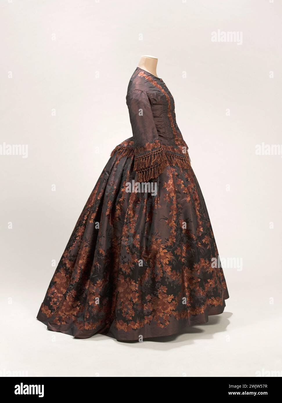 Robe de jour. Soie brune bordel avec guirlandes florales. 1861-1863. Galliera, musée de la mode de la ville de Paris. Robe de jour fleur, guirlande florale, robe de jour, second empire, soie brune Banque D'Images