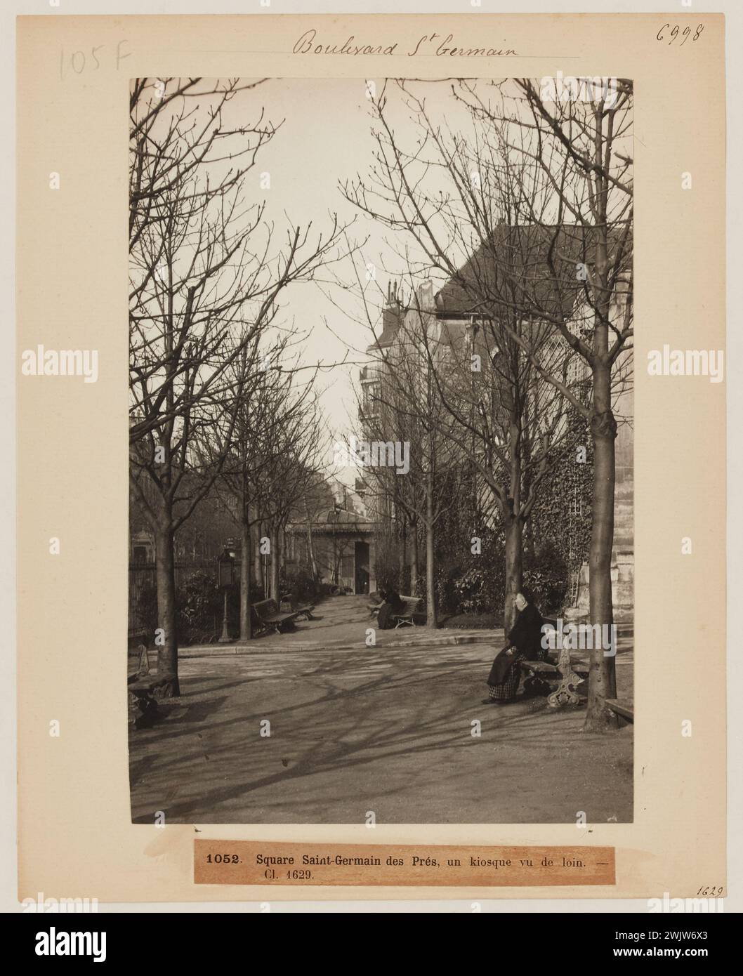 Blancard, Hippolyte (1843-D.1924), femme sur banc, Square Saint-Germain-des-près, 6e arrondissement, Paris (titre factice), 1890. Tirage platine. Musée Carnavalet, histoire de Paris. Banque D'Images