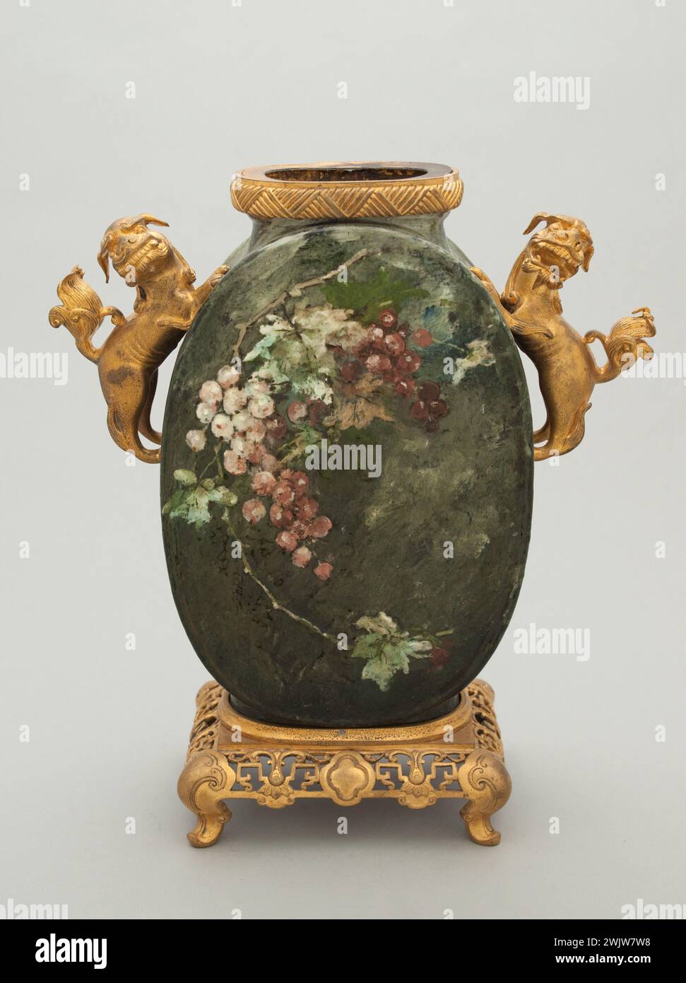 Edouard Dammouse (1850-1903) Monté sur vase. Terre cuite émaillée et bronze doré, 1876-1881. Musée des Beaux-Arts de la ville de Paris, petit Palais. VASE MONTE Art décoratif, inspiration asiatique, Fantastic Bete, Dore Bronze, Art décoratif, chien, Emaillee, Enamed, créature fantaisie, Bronze doré, Gilt, grappe de raisins, inspiration asiatique, Lion, personnes dans la nature, terre cuite, terre cuite, vase, vase, vase Monte , chien, raisin Banque D'Images