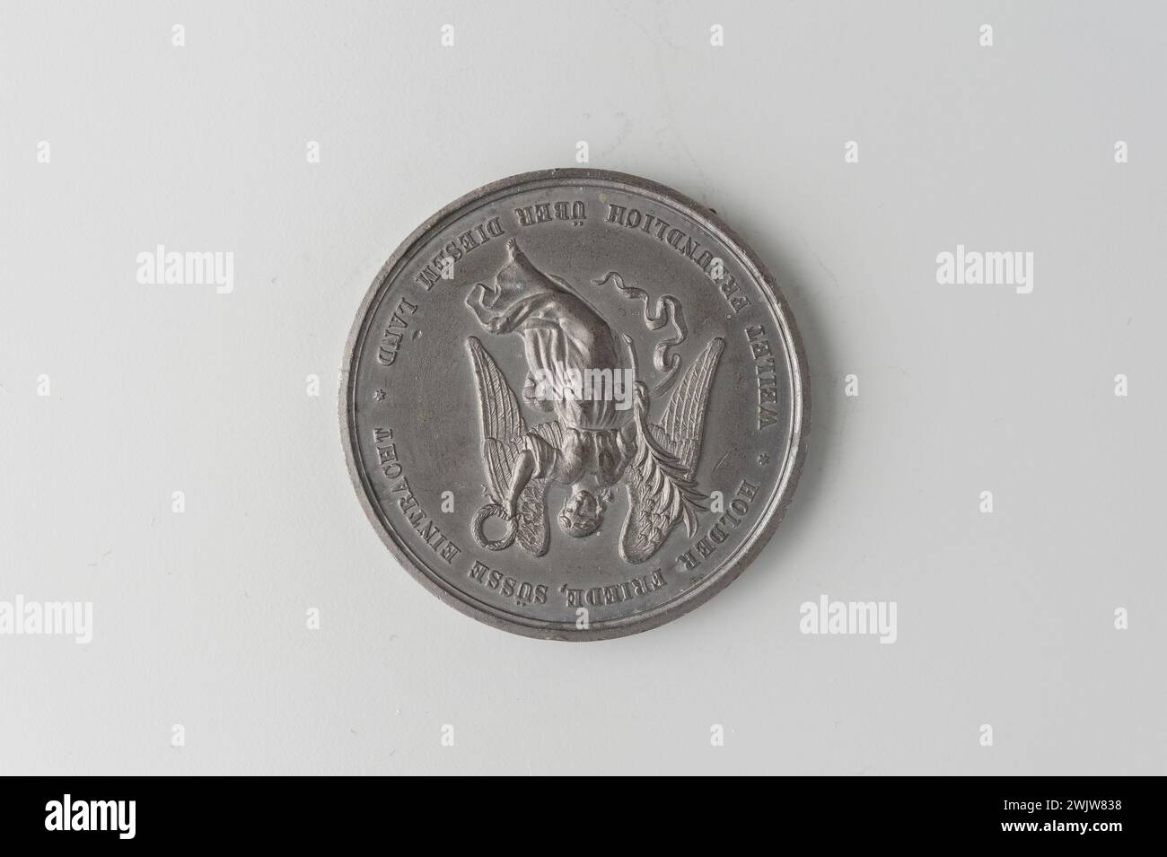 Musée Carnavalet, collection de médailles à droite une victoire volante à gauche, tenant une paume dans la main droite et dans la main gauche une couronne de baie ; inscription inversée sur quatorze lignes dans une couronne de basse. Banque D'Images