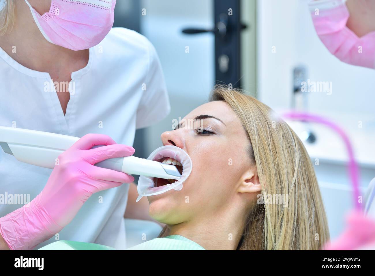 Patiente ayant un scanner dentaire 3D effectué par son dentiste en clinique. Concept prosthodontique et stomatologique. Banque D'Images