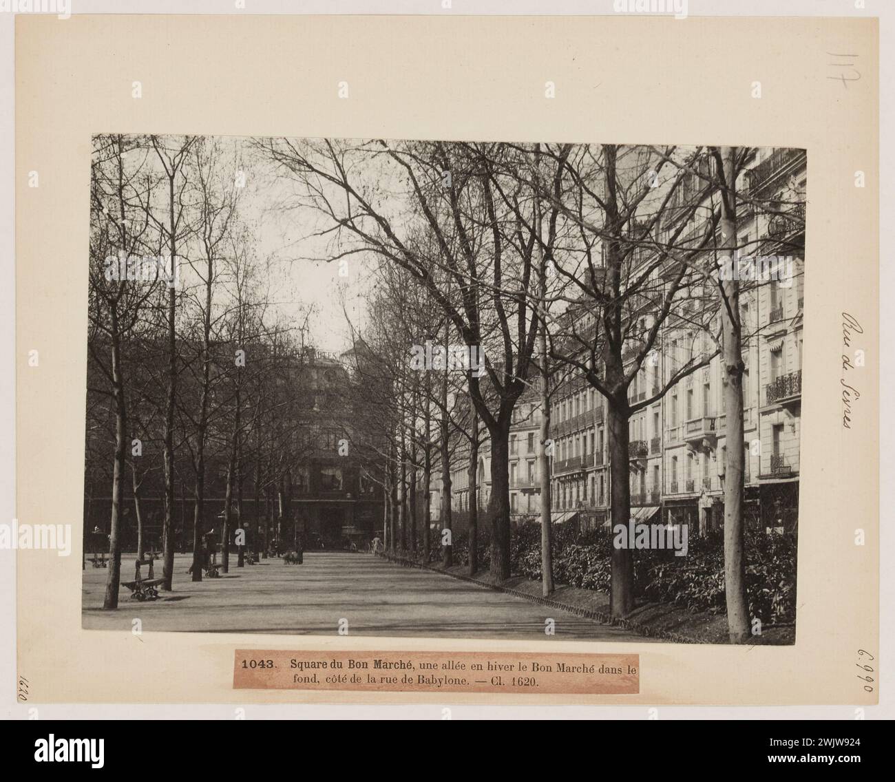 Blancard, Hippolyte (1843 - D.1924), une ruelle en hiver dans le Square du bon marché du côté de la rue de Babylon, le bon marché en arrière-plan, rue de Sèvres, 7ème arrondissement, Paris (titre factice), 1890 . Imprimé platine. Musée Carnavalet, histoire de Paris. Banque D'Images