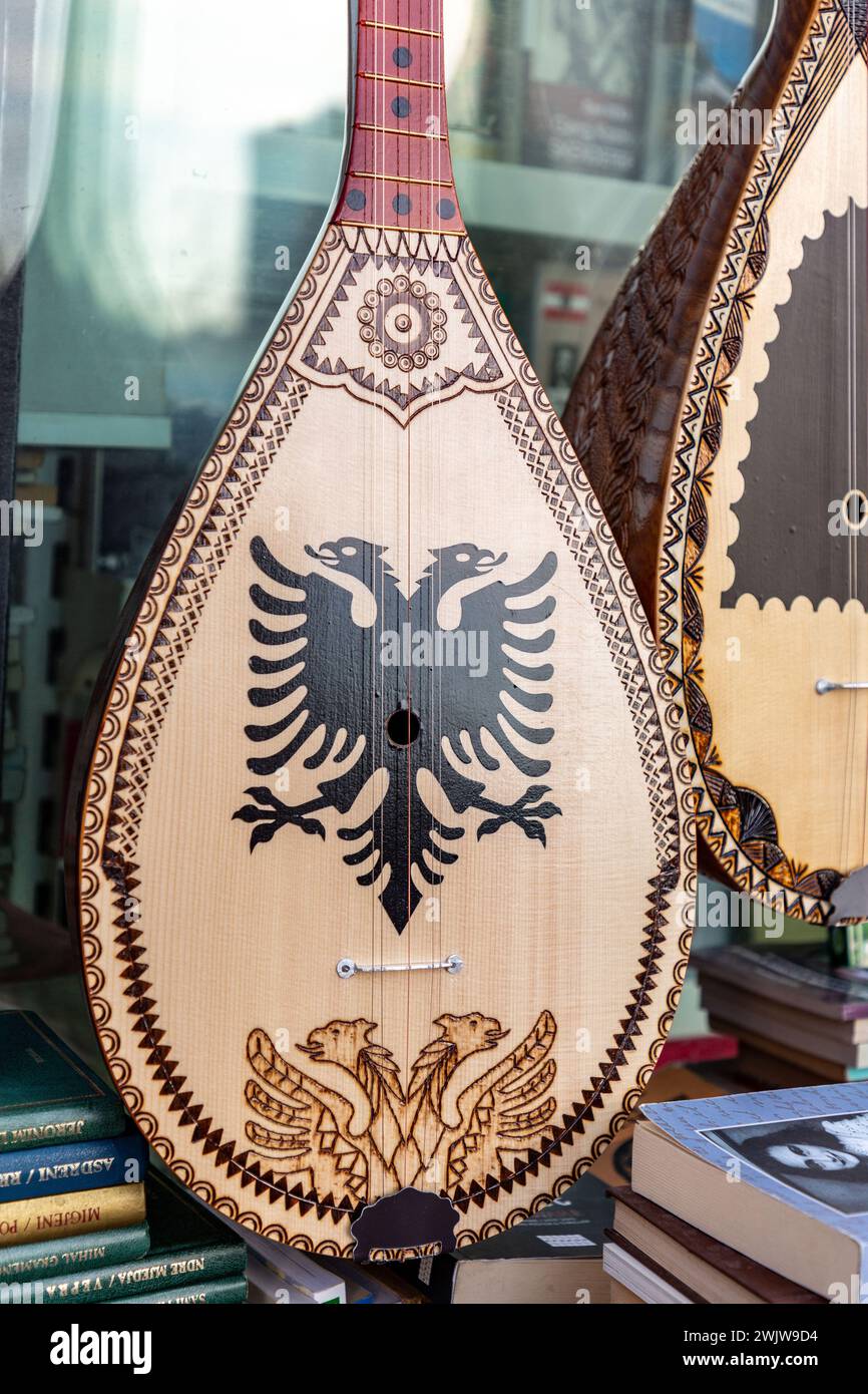 Pristina, Kosovo - 5 février 2024 : cifteli albanais traditionnel, instrument folklorique à double cordes vendu dans une librairie de Pristina, au Kosovo. Banque D'Images