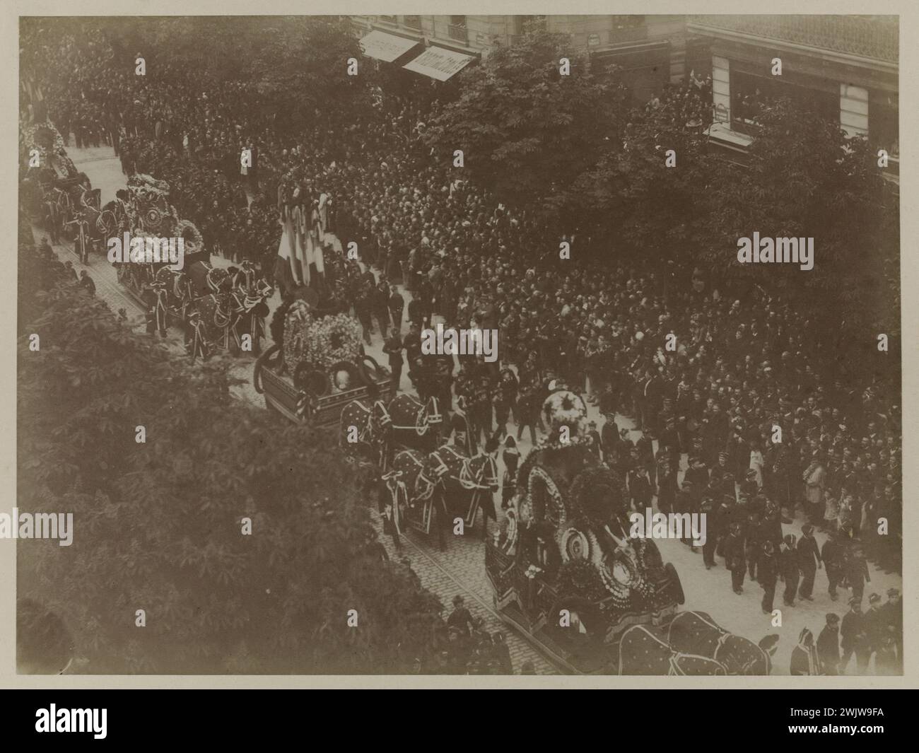 Funérailles de Victor Hugo, chars et processions d'enfants en uniforme boulevard Saint-Germain. Paris, le 1er juin 1885. Paris, Maison de Victor Hugo. 58410-4 arrondissement, boulevard Saint-Germain, cortège, char, défilé, deuil national, écrivain français, enfant uniforme, foule, funérailles, garde républicaine, obseques, IIIe république, veme v 5th 5, vieme vi 6th 6, viieme vii 7th 7, vue vue vue plongée, 19th 19th XIX 19th XIXe siècle Banque D'Images