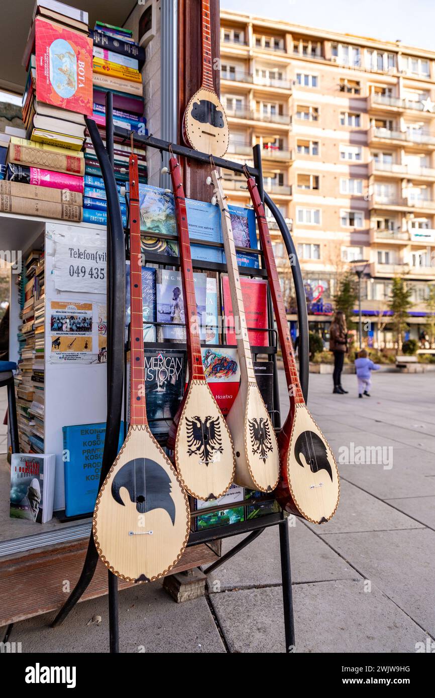 Pristina, Kosovo - 5 février 2024 : cifteli albanais traditionnel, instrument folklorique à double cordes vendu dans une librairie de Pristina, au Kosovo. Banque D'Images
