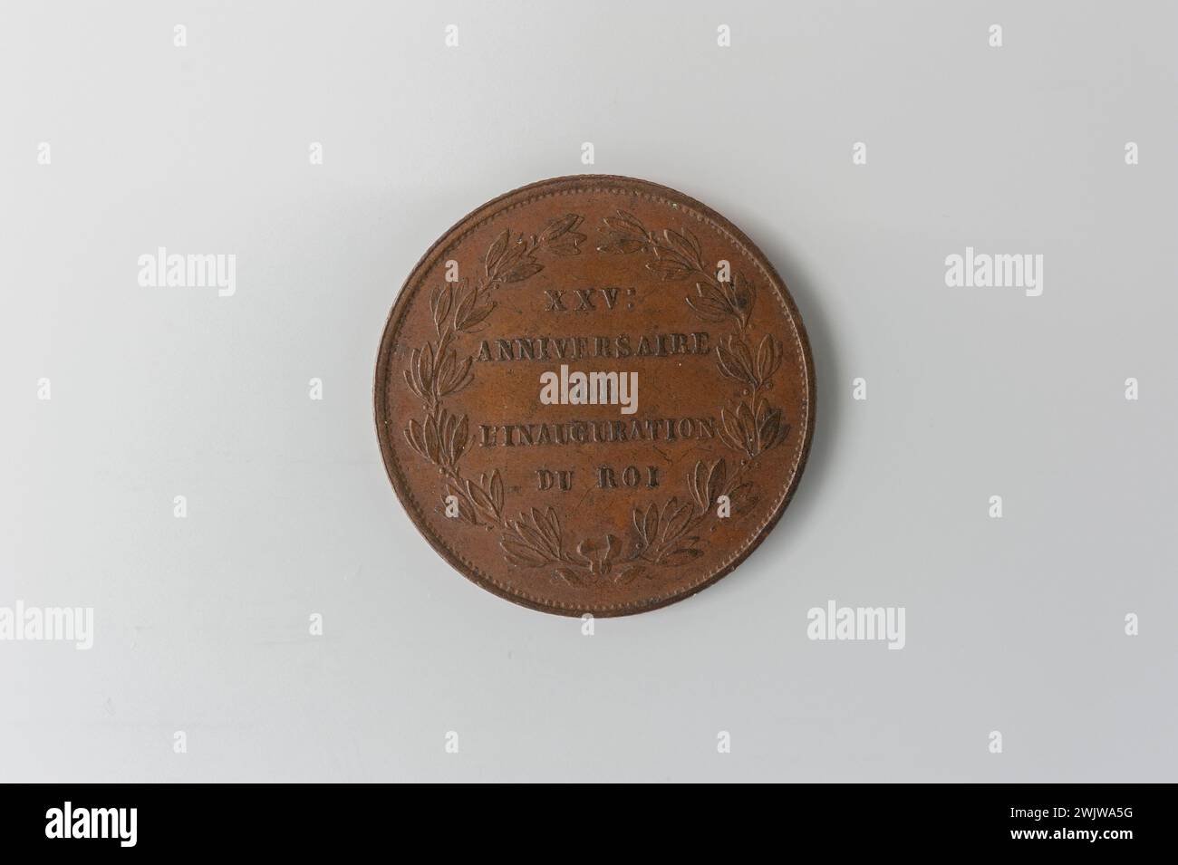 Musée Carnavalet, collection de médailles à droite L'allégorie de la Belgique assise à gauche, la main gauche tenant un sceptre et posant, de la main droite, une couronne de baie et une paume sur le buste de Léopold Ier ; inscription inversée sur cinq lignes dans une couronne de laurier. Banque D'Images