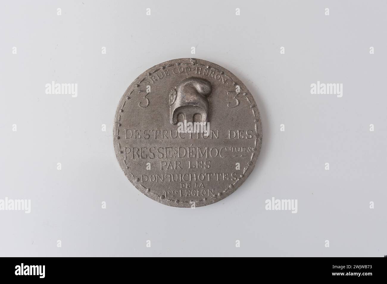 Musée Carnavalet, collection de médailles droit Bonnet phrygien avec cocarde tricolore au centre ; inscription sur sept lignes ; inscription inversée sur cinq lignes. Banque D'Images