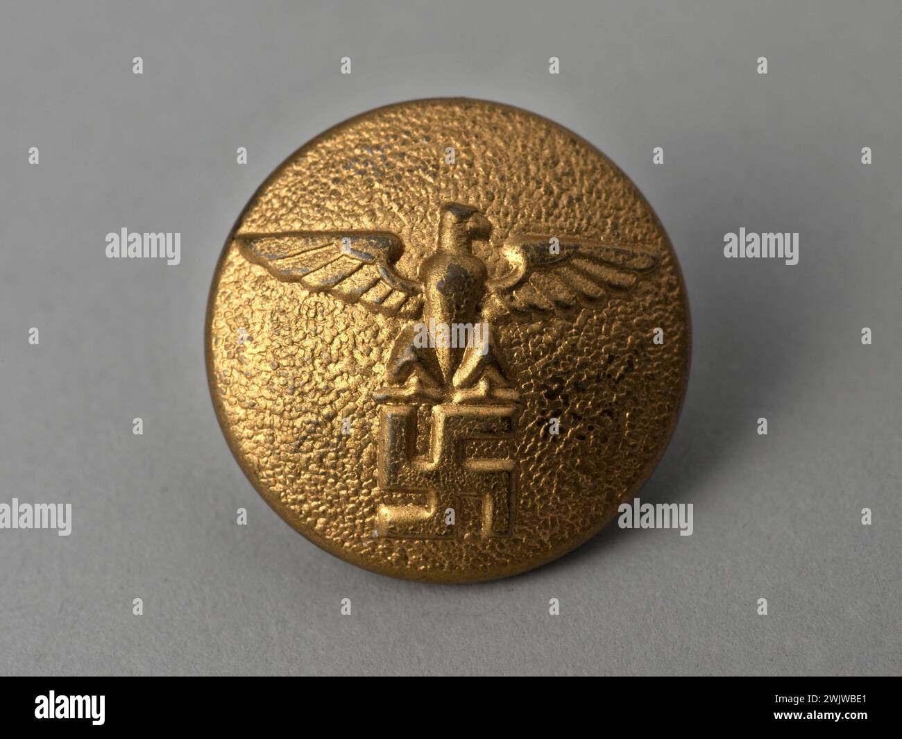 Guerre 1939-1945. Bouton « certer Politsescher ». Musée général Leclerc de Hauteclocque et de la libération de Paris, Musée Jean Moulin. 75311-3 Aigle nazi, bouton, gamme croisée, chef, district nazi, guerre 1939-1945 39-45, IIIeme 3rd 3rd 3rd Reich, Kreisleiter, Kreisleitung, nsdap, objet, parti nazi, seconde Guerre mondiale, symbole nazi, troisième Reich, uniforme militaire, Banque D'Images