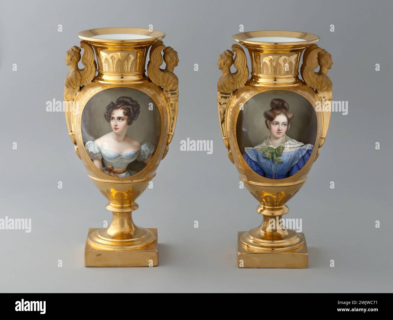 Paire de vase en porcelaine de Paris de la fabrique Darte. Mlle Harriet Smithson (1800-1854), actrice. Melle Henriette Santag (1805-1854), chanteuse. Mlle Harriet Smithson, future Mme Hector Berlioz, d'après le portrait peint par Guillaume-Edouard Dubufe. Mlle Henriette Santag, d'après le portrait lithographié d'Henri Grevedon. Porcelaine. Vers 1830. Paris, Musée de la vie romantique. 53433-1 chanteur allemand, comédien irlandais, fabricant Darte, objet décoratif, paire de vase, porcelaine de Paris Banque D'Images