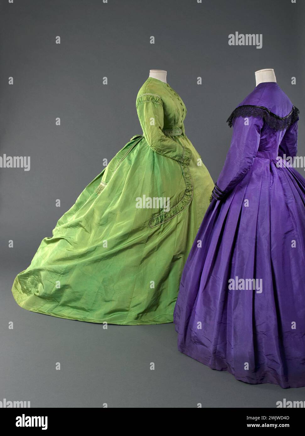 Robes de jour. Défaut vert, passmenterie ivoire et verte, franges vertes. Taffetas violet, satin noir et dentelle Cluny. Second Empire. Galliera, musée de la mode de la ville de Paris. 37925-10 dentelle, en faute, féminin, frange verte, modèle féminin, trouble de l'ivoire vert, satin noir, deuxième empire, taffetas violet, violet, robe Banque D'Images