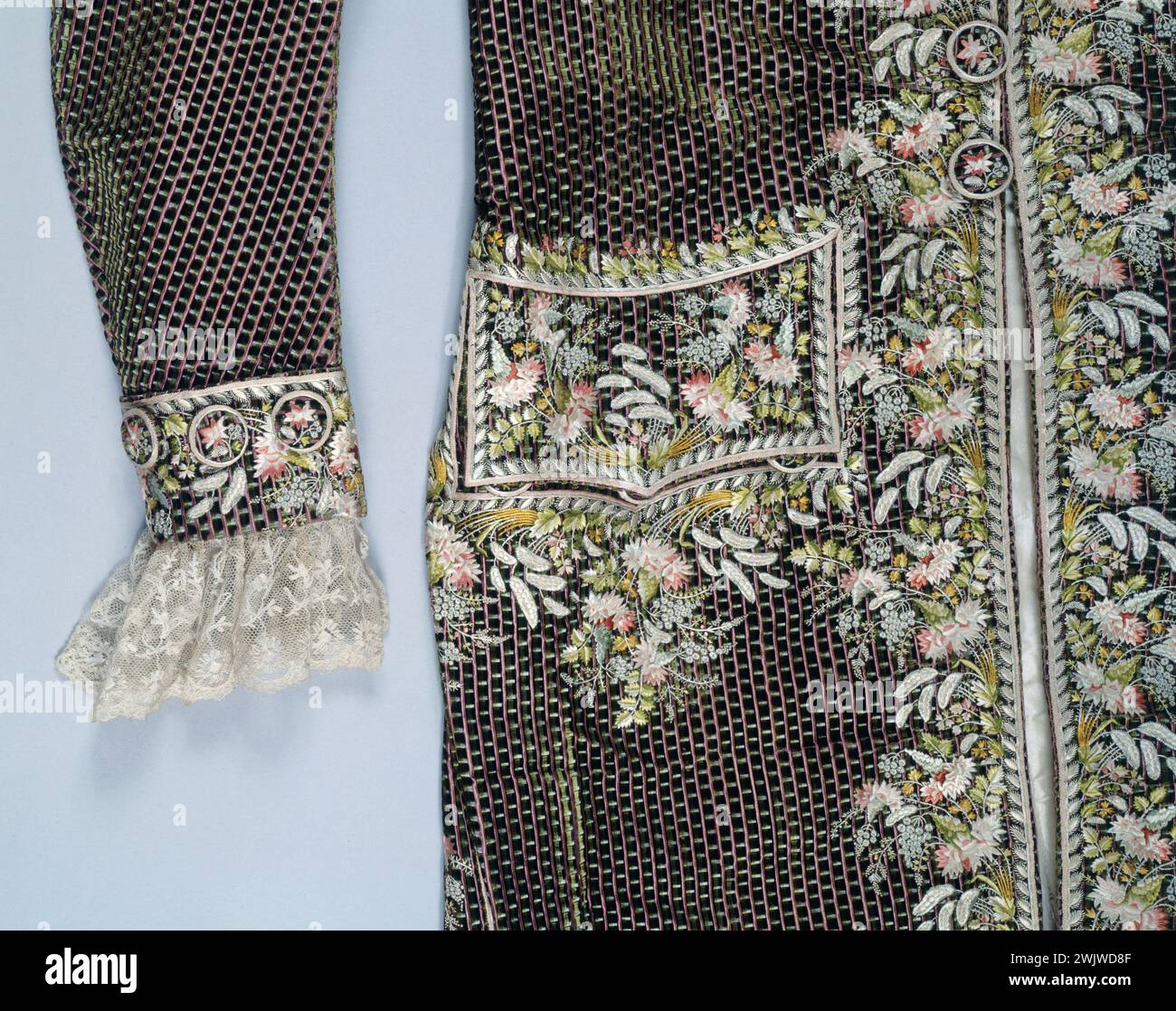 Habit français en velours de soie haché, rayé vert et violet brodé avec le passé et lancement de fils de soie polychromes, dentelle ivoire (détail de la Manche et le devant) ». Velours et soie, vers 1760 - 1770. Galliera, musée de la mode de la ville de Paris. 34780-15 broderie, dentelle, détail, Louis XV temps, habit français, homme, masculin, vert et violet raye, ciseau velours de soie Banque D'Images