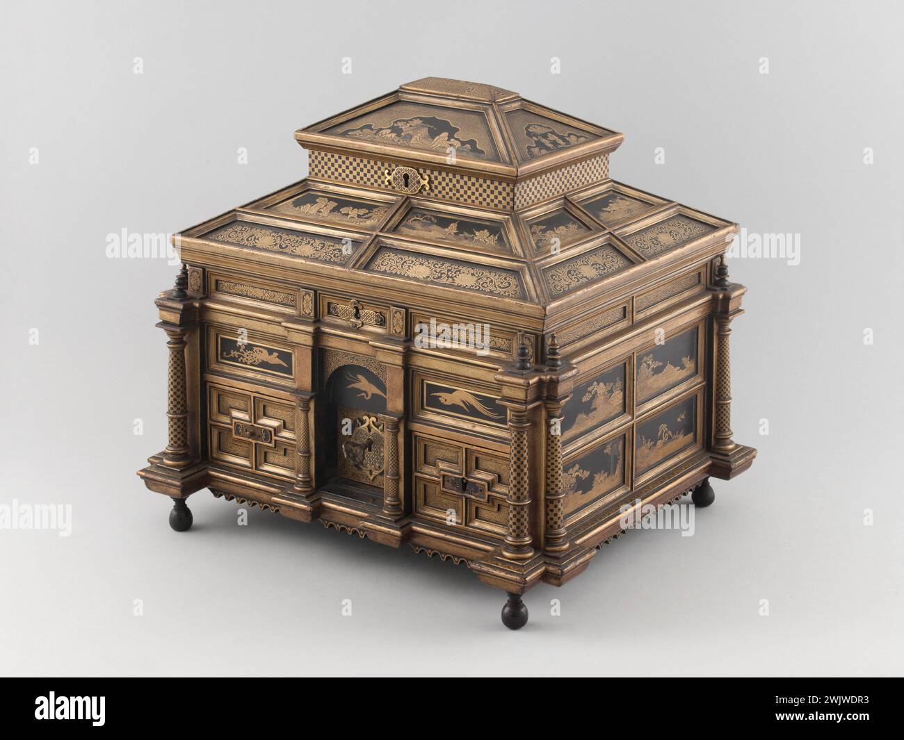 Anonyme. Boîte en forme de cabinet Renaissance ; décor de fleurs et de paysages sur fond noir. Laque. Musée des Beaux-Arts de la ville de Paris, petit Palais. Armoire Renaissance, boîte, décor de fleur, fond noir, objet de laque, paysage Banque D'Images