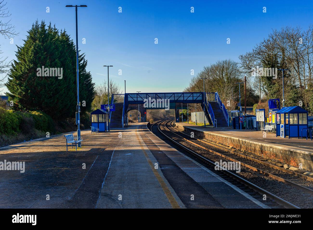 Gare ferroviaire de banlieue à moteur diesel. Banque D'Images