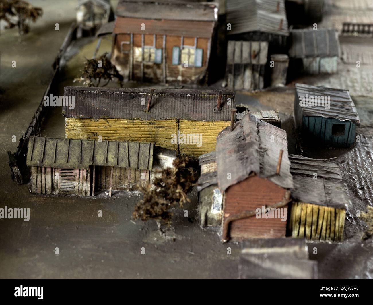 Studio E.P.O.C. moquette présenté à l'exposition internationale 1937 dans le pavillon de la ville de Paris. La zone, près de la porte de Clignancourt, échelle 1/100e. Modèle en contreplaqué, carton polychromé et matériaux divers, 1937. Paris, musée Carnavalet. 54136-1 bidonville, carton polychrome, contre-plaque, échelle 1/100e, environ, exposition internationale 1937, maison précaire, jardin, zone, logement malsain, modèle, pavillon de ville, porte de clignancourt, precarit, reconstruction, maison Banque D'Images