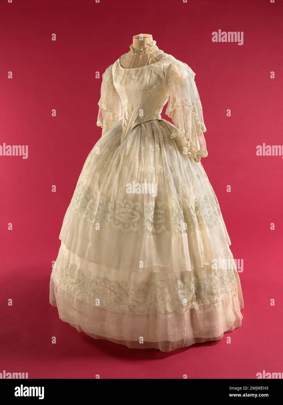 Robe de mariée. Broderie blanche coton blanc état à Beauvais point. 1855. Galliera, musée de la mode de la ville de Paris. ROBE DE MARIÉE broderie, état de coton, féminin, modèle, beauvais point, robe mariée, second empire, crinoline Banque D'Images