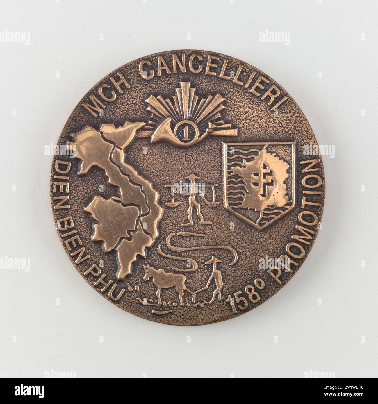 Bronzes et médailles ariégeois. Médaille de présentation (MCH CANCELLIERI, promotion 158°, ENSOA). Laiton, 1980-1990. Musée général Leclerc de Hauteclocque et de la libération de Paris, Musée Jean Moulin. Banque D'Images