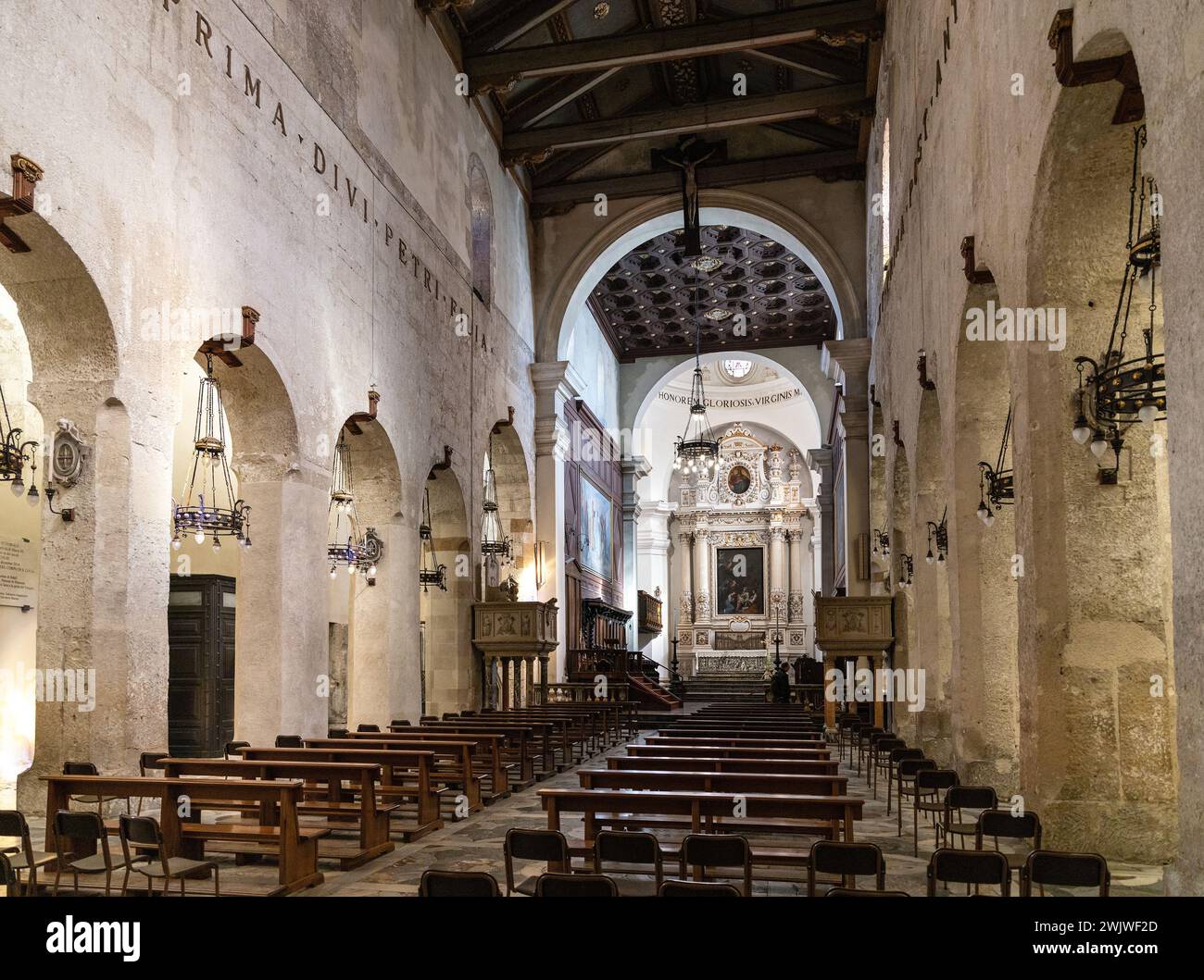 Syracuse, Sicile, Italie - 16 février 2023 : nef principale et presbytère de la cathédrale de la Nativité de Sainte Marie sur la place Piazza Duomo sur l'île d'Ortigia Banque D'Images