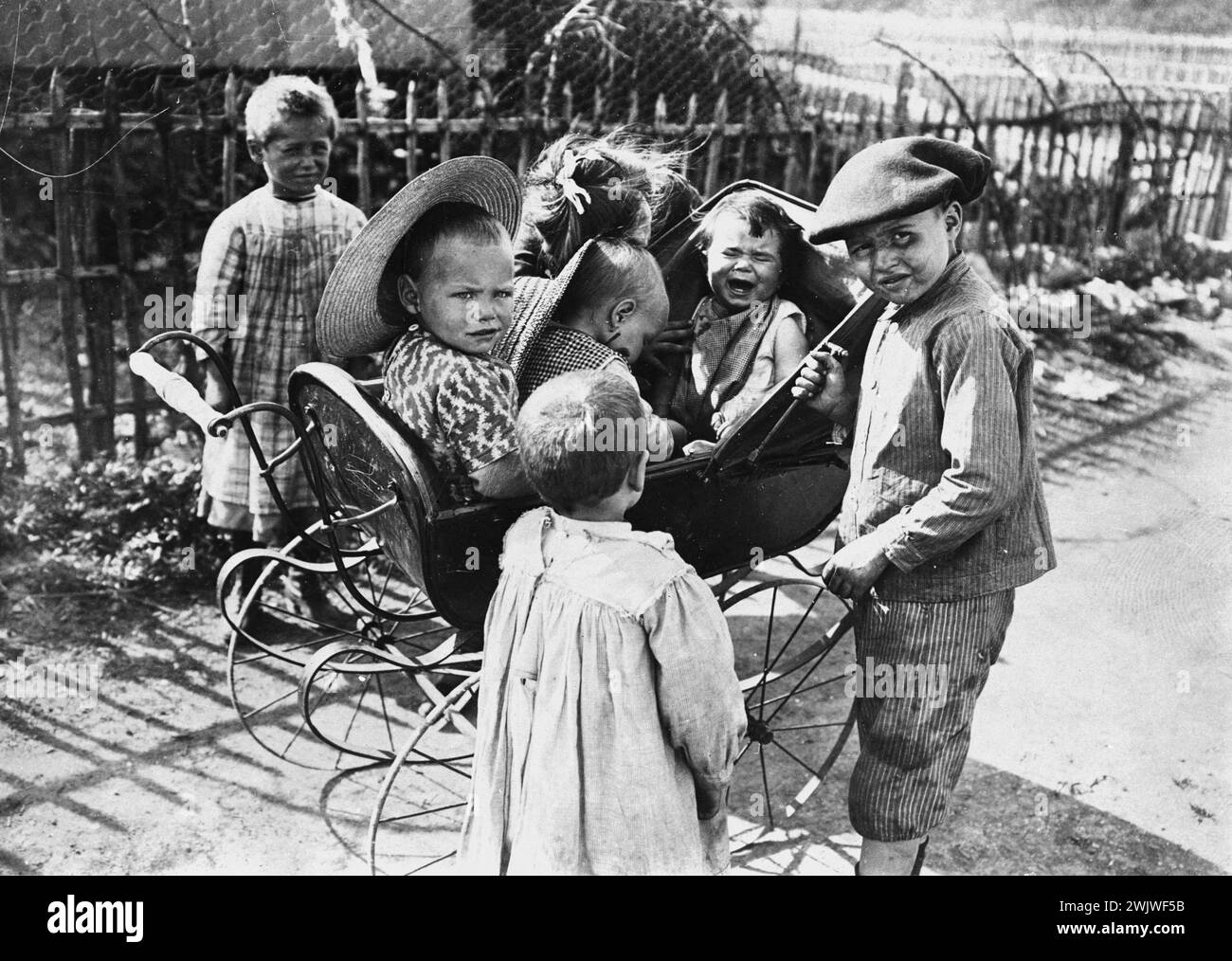 Les enfants des ouvriers de la région parisienne. Photographie de Paul Géniaux (1873-1914). Paris, musée Carnavalet. 26446-7 banlieue parisienne, enfance, enfant, extérieur, laandau, misere, ouvrier, pleurer, portrait de groupe, vue extérieure, 20e 20e 20e 20e siècle Banque D'Images