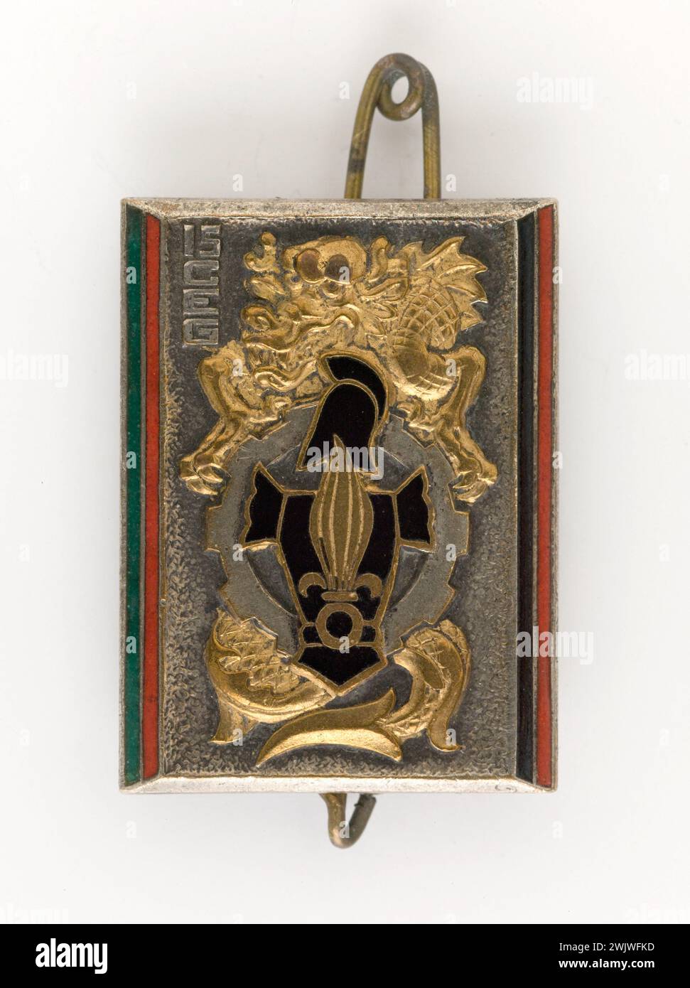 Insigne de la 15e compagnie d'ingénierie de la Légion étrangère (CEG). Métal émaillé. 1954-1956. Musée général Leclerc de Hauteclocque et de la libération de Paris, Musée Jean Moulin. Badge militaire Banque D'Images