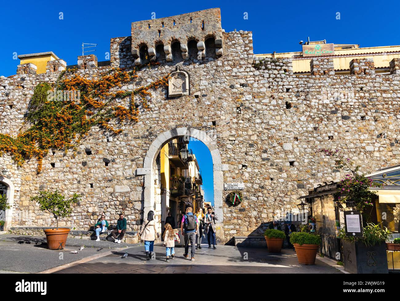 Taormina, Sicile, Italie - 15 février 2023 : Porta Catania porte des anciens remparts en pierre de la vieille ville historique de Taormina dans la région de Messine Banque D'Images