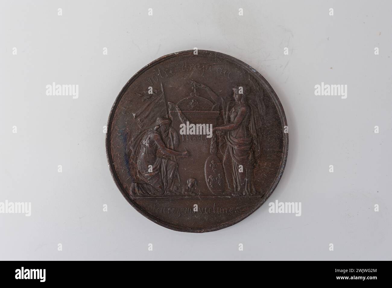 Musée Carnavalet, collection de médailles buste à droite du comte de Chambord sur la droite dans une couronne de laurier ; Reverse tombe dans un point mort mort mort ; à gauche, la France pleurait à genoux, tenant un drapeau avec des abeilles ; à ses pieds, un chien; sur la droite, la victoire debout casquée décore le tombeau des guirlandes ; à ses pieds, un bouclier avec des fleurs lilk. Banque D'Images