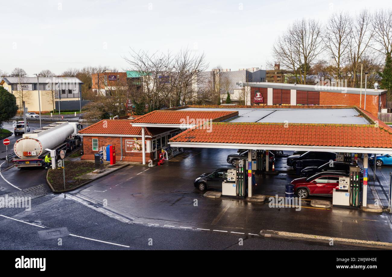 Voitures à la pompe à essence de Tesco Petrol Station, County Way, Trowbridge, Wiltshire, Angleterre, ROYAUME-UNI Banque D'Images