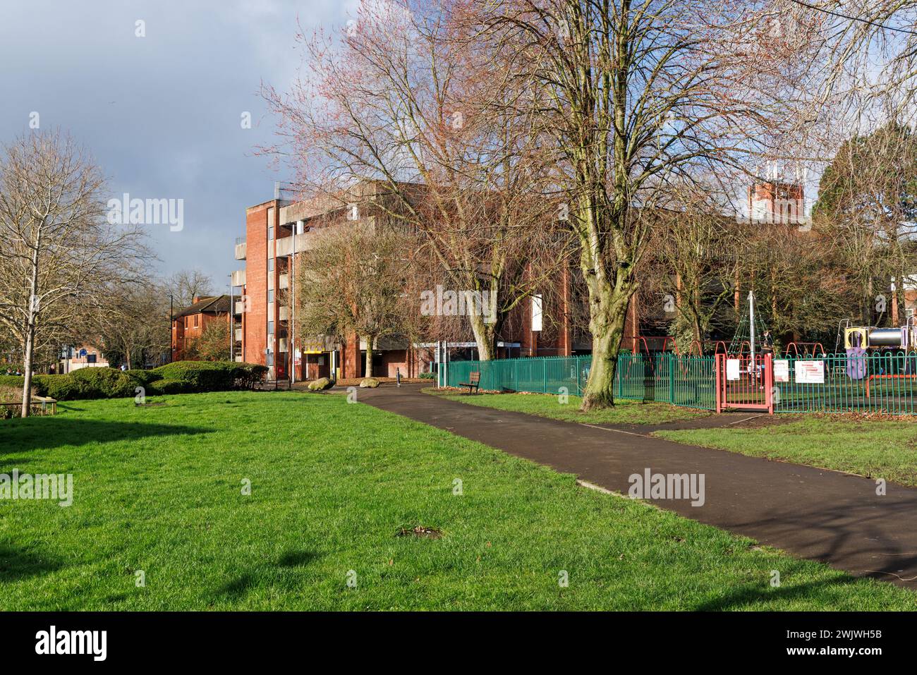 Parking Trowbridge à plusieurs étages et aire de jeux pour enfants à Trowbridge Town Park, Wiltshire, Angleterre, Royaume-Uni Banque D'Images