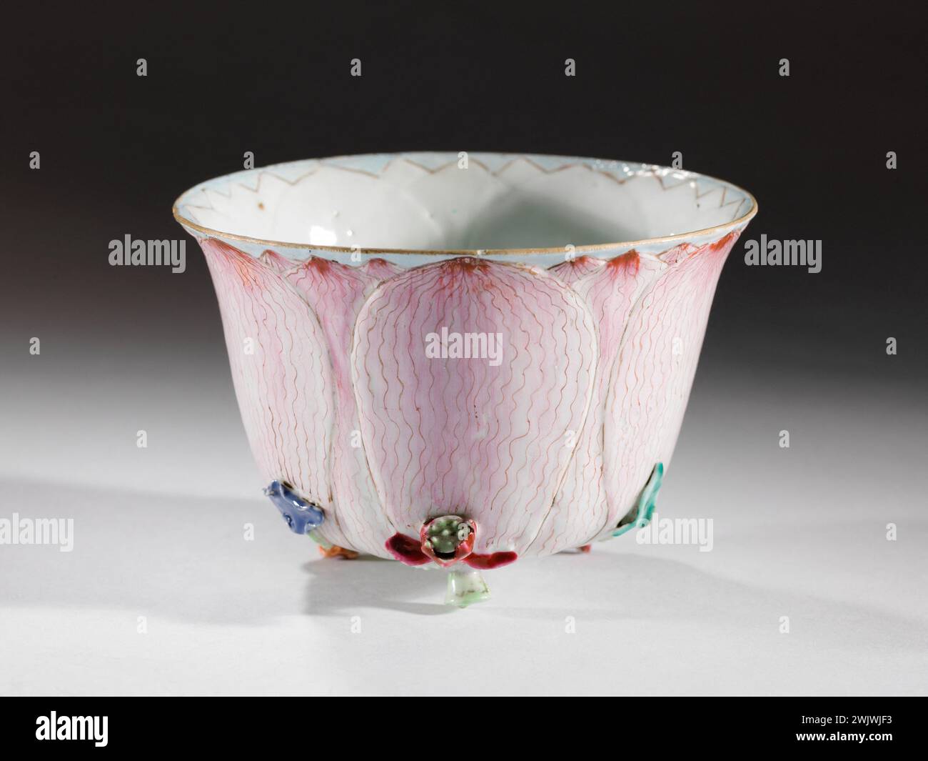 Anonyme. Bol pour trépied Lotus. Porcelaine. xviiie siècle. Musée des Beaux-Arts de la ville de Paris, petit Palais. 122746-24 Banque D'Images