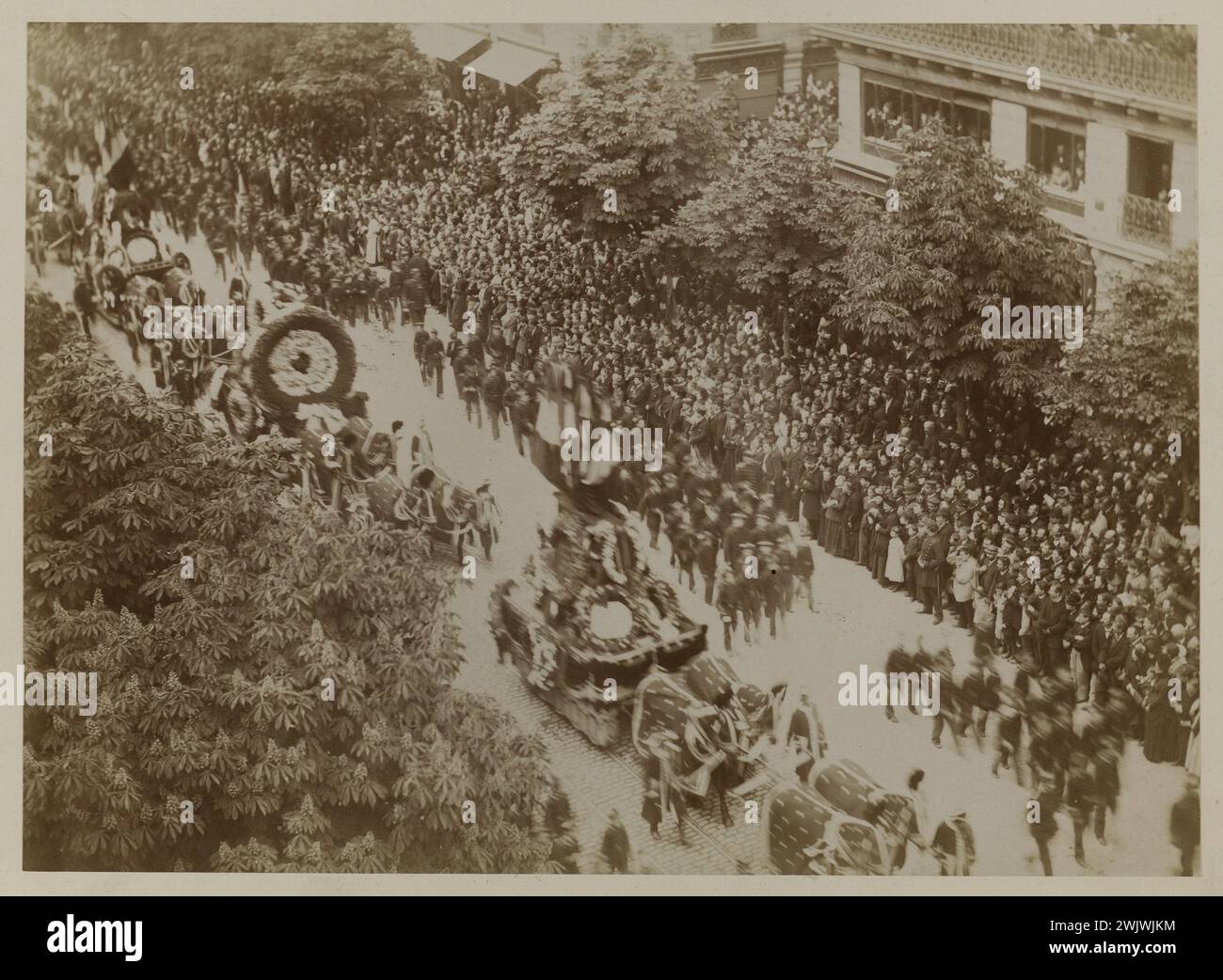 Funérailles Victor Hugo, chars, couronnes et processions d'enfants en uniforme boulevard Saint-Germain. Paris, le 1er juin 1885. Paris, Maison de Victor Hugo. 58410-5 arrondissement, boulevard Saint-Germain, cortège, couronne, char, défilé, deuil national, écrivain français, uniforme enfant, foule, funérailles, garde républicaine, obseques, troisième république, veme v 5th 5, vieme vi 6th 6, viieme vii 7th 7th 7th 7th 7th 7ème 7ème 7ème 7ème 7ème, vue plongeante, 19ème 19ème 19ème 19ème xixe siècle Banque D'Images